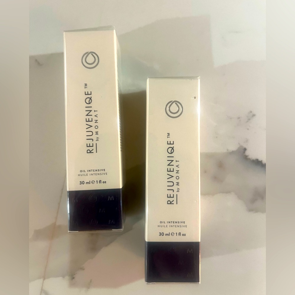Two REJUVENIQE by MONAT oil